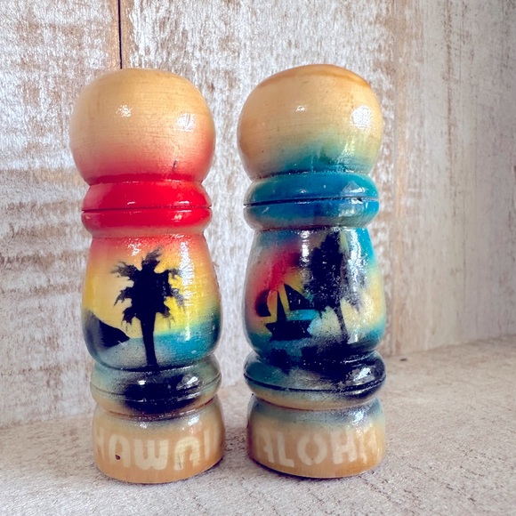 Other - Mini Wooden Salt & Pepper shakers.  Hawaii souvenir. Tropical scene.  Aloha